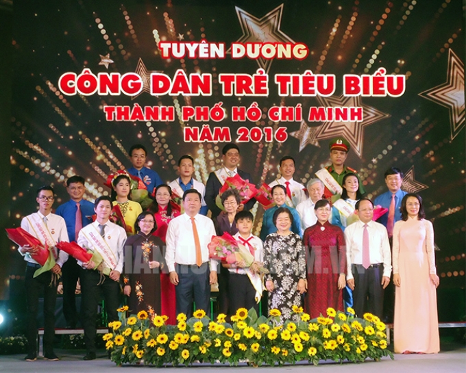 Bí thư Thành ủy Đinh La Thăng và Lãnh đạo TP.HCM chúc mừng 10 công dân trẻ tiêu biểu năm 2016.